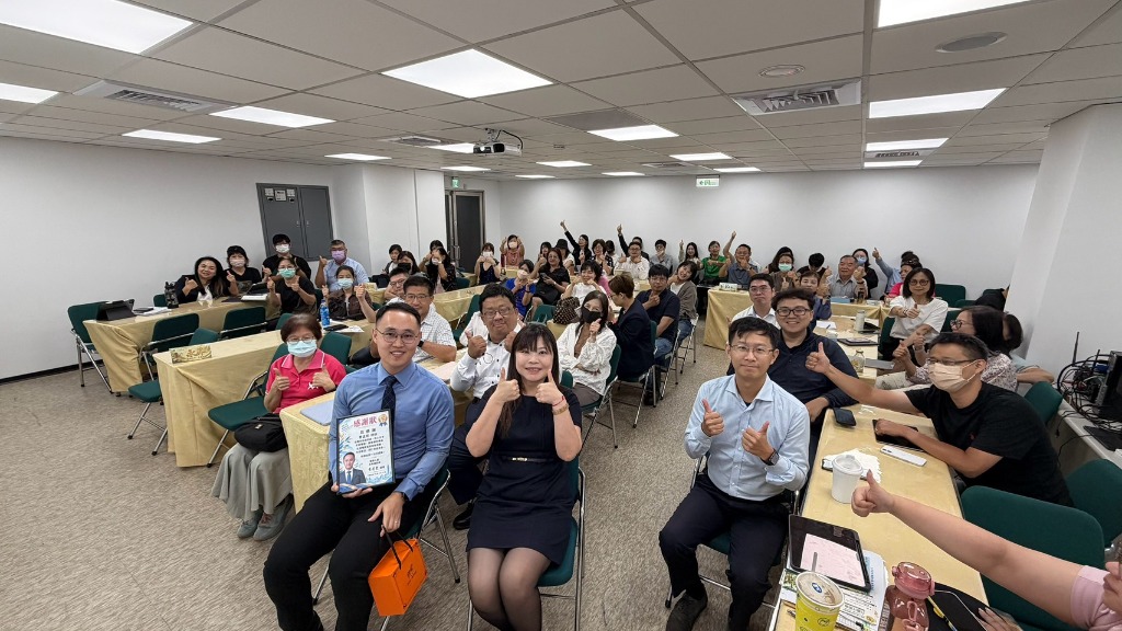 曹孟哲律師與國泰人壽永和通訊處全體夥伴合影